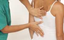 Болит левая грудная клетка со спины