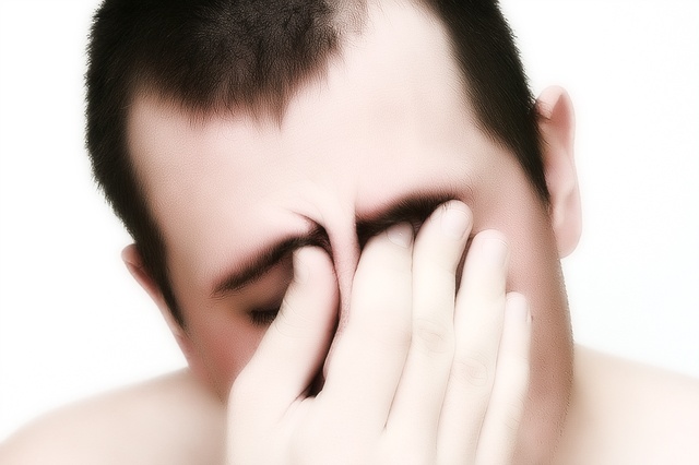 От чего болит голова краснеют глаза