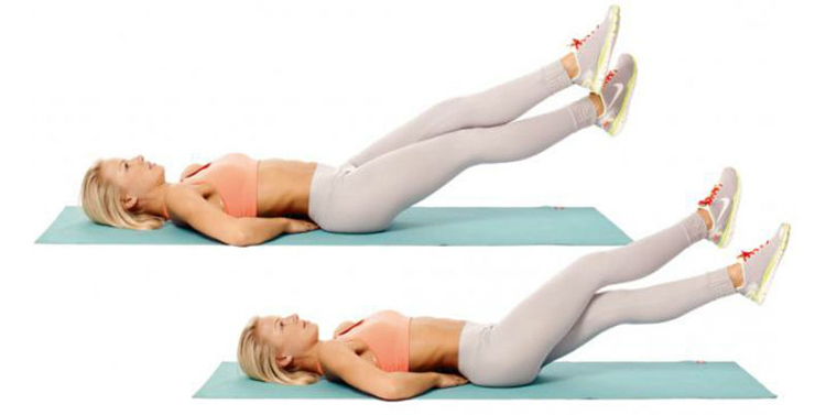 Упражнение "ножницы" помогает укрепить мышцы спины