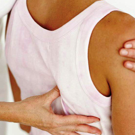 Болит спина ниже лопатки позвоночника