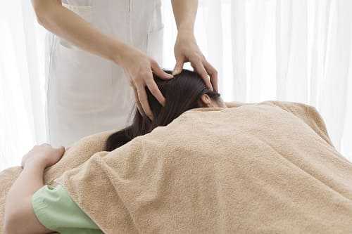 Массаж головы женщине с мигренью