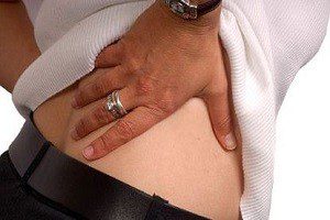 почему болит внизу спины с правой стороны