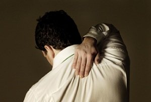 Почему немеет между лопатками?